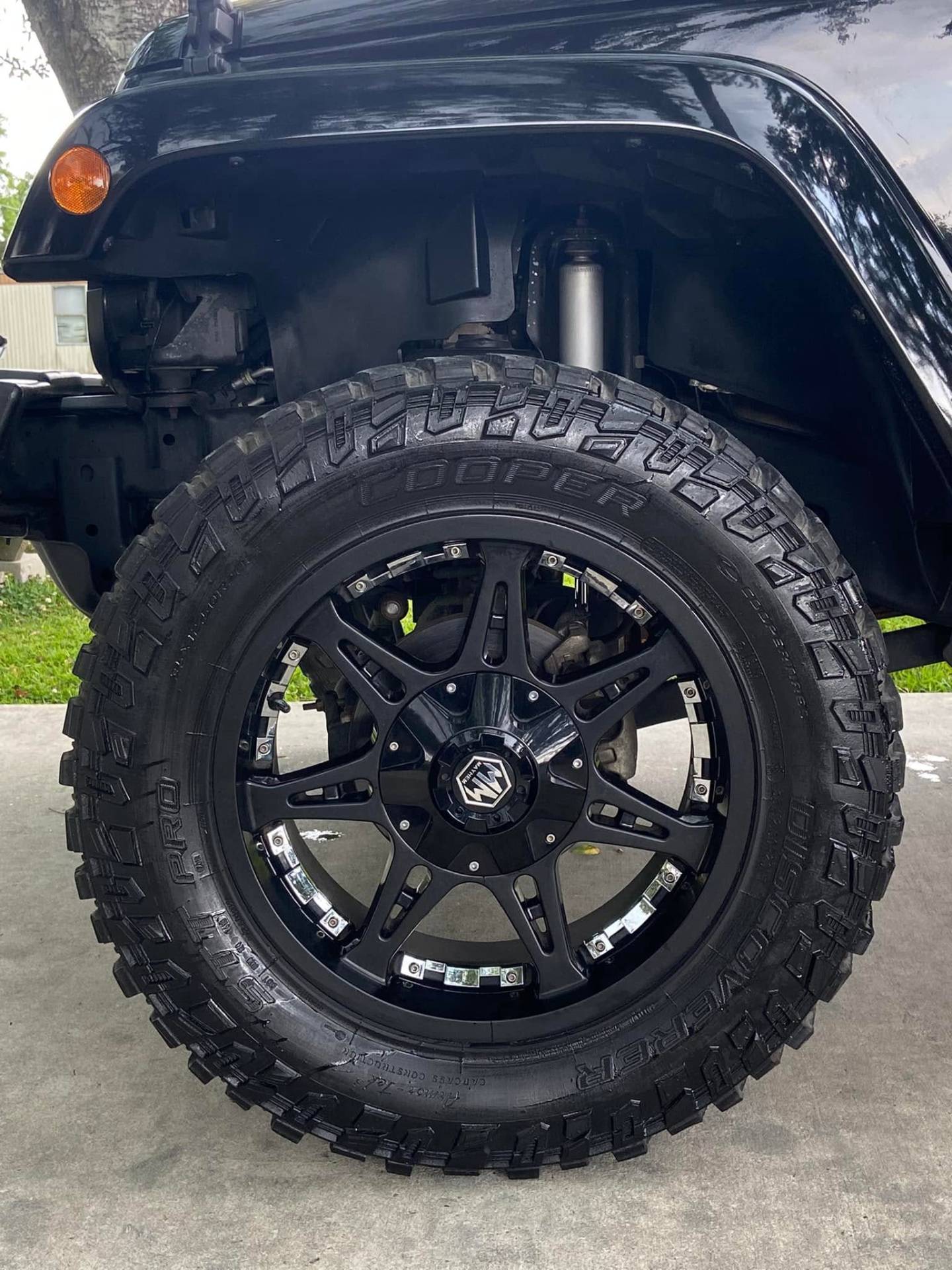 Lifted truck wheel with deep barrel cleaning